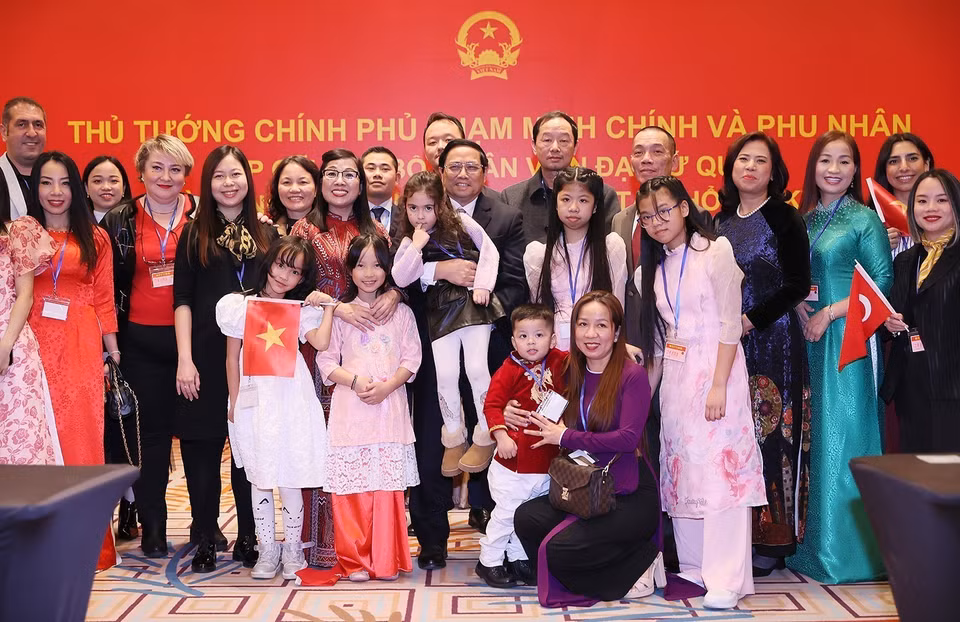 Thủ tướng Phạm Minh Chính và Phu nhân với cán bộ, nhân viên Đại sứ quán Việt Nam tại Thổ Nhĩ Kỳ. (Ảnh: Dương Giang/TTXVN)