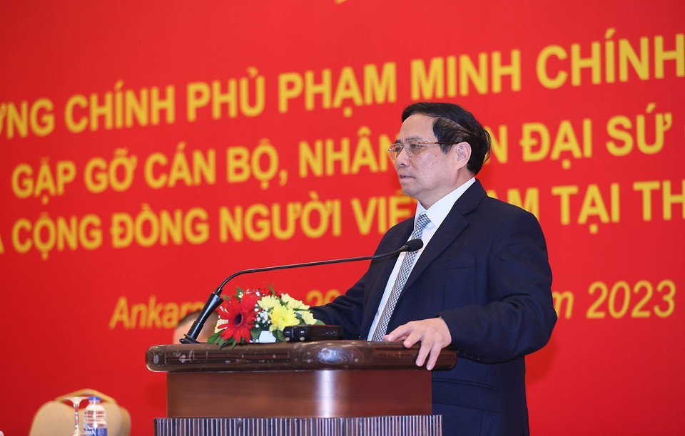 Thủ tướng Phạm Minh Chính phát biểu tại buổi gặp cán bộ, nhân viên Đại sứ quán và cộng đồng người Việt Nam tại Thổ Nhĩ Kỳ. (Ảnh: Dương Giang/TTXVN)