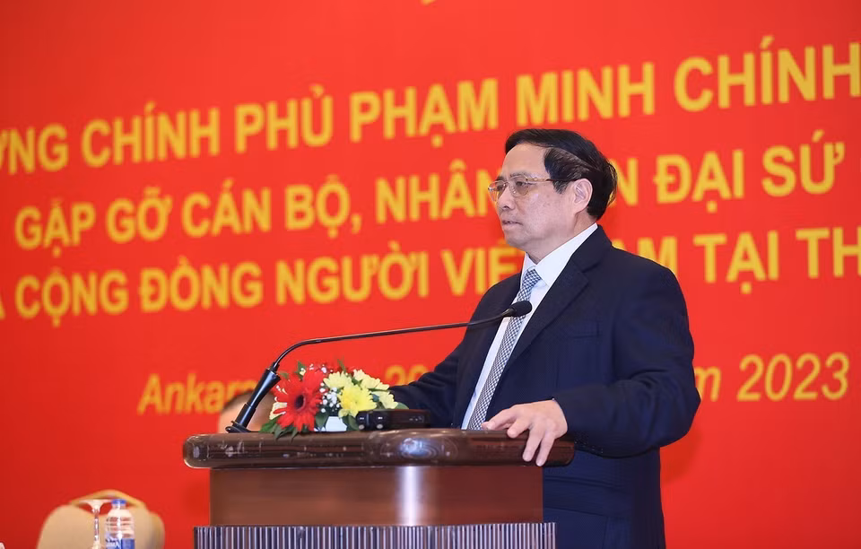 Thủ tướng Phạm Minh Chính phát biểu tại buổi gặp cán bộ, nhân viên Đại sứ quán và cộng đồng người Việt Nam tại Thổ Nhĩ Kỳ. (Ảnh: Dương Giang/TTXVN)