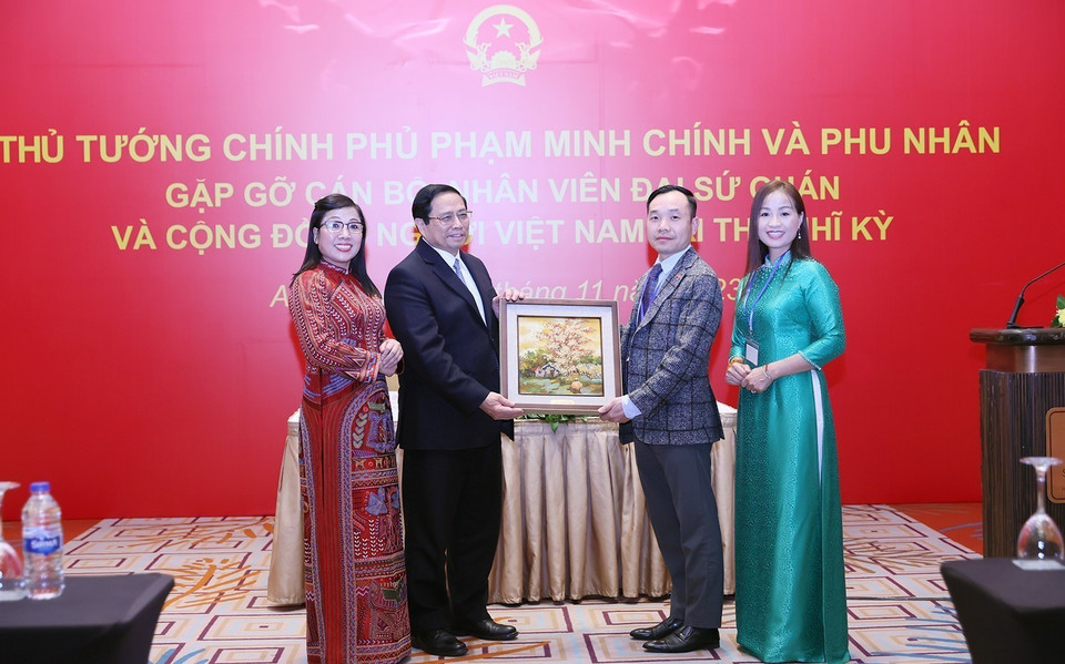 Thủ tướng Phạm Minh Chính tặng quà cho Đại sứ quán và cộng đồng người Việt Nam tại Thổ Nhĩ Kỳ. (Ảnh: Dương Giang/TTXVN)