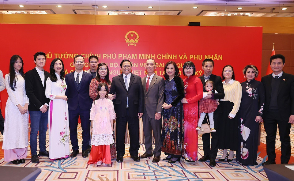 Thủ tướng Phạm Minh Chính và Phu nhân với cán bộ, nhân viên Đại sứ quán Việt Nam tại Thổ Nhĩ Kỳ. (Ảnh: Dương Giang/TTXVN)