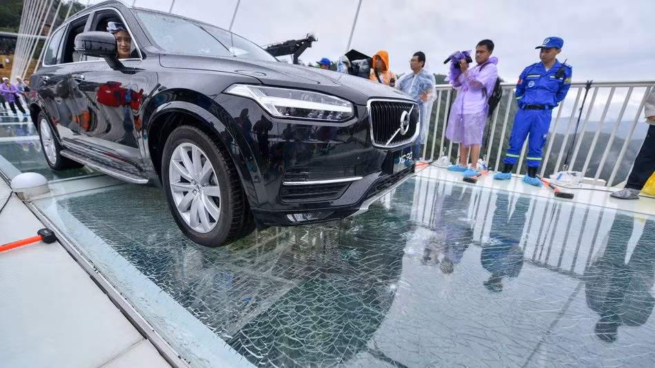 Để chức minh độ an toàn của cây cầu, ban tổ chức đã lái một chiếc SUV Volvo XC90 nặng 2 tấn lên cầu. (Nguồn: IMAGINECHINA)