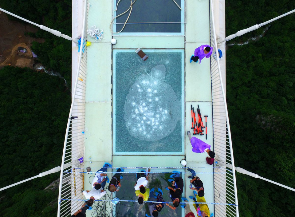 Cầu kính bị rạn nhưng không vỡ. (Nguồn: IMAGINECHINA)