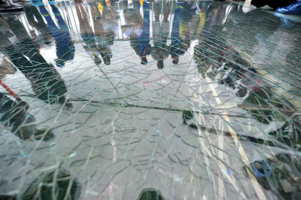  Cây cầu kính tại công viên quốc gia Trương Gia Giới, Trung Quốc có độ dài 430 m, cao 300 m so với mặt đất. (Nguồn: IMAGINECHINA)