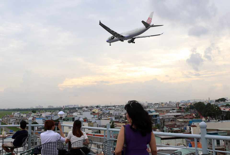 Hầu hết các quán càphê sân thượng bài trí khá đơn giản, không gian rộng và thoáng mát.(Ảnh: Huy Hùng/TTXVN)