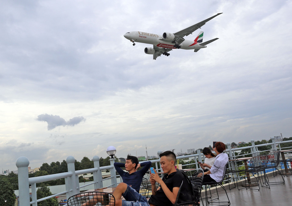 Vào những buổi chiều tối, tần suất những 'chú chim sắt' liên tục cất, hạ cánh trở thành lý do để rất đông người dân đến với các quán càphê trên đường Quang Trung, Cộng Hòa, Trường Chinh... (Ảnh: Huy Hùng/TTXVN)