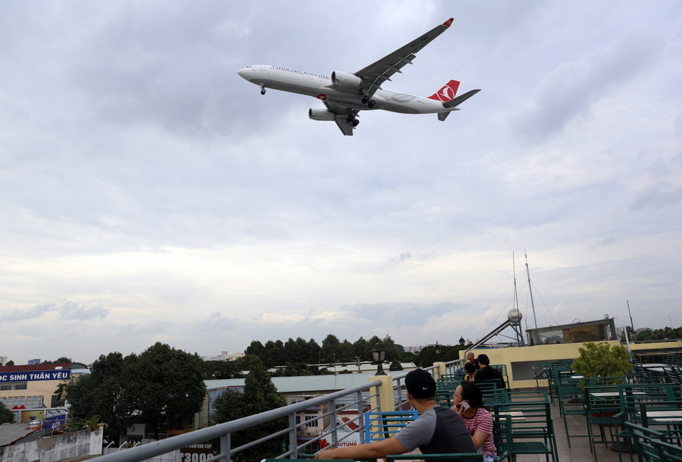 Thường về chiều tối rất đông người dân lên các quán càphê để ngắm máy bay cất, hạ cánh. (Ảnh: Huy Hùng/TTXVN)