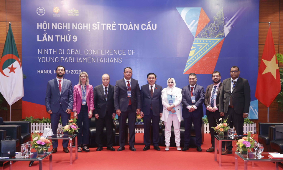 Chủ tịch Quốc hội Vương Đình Huệ chụp ảnh lưu niệm với đại biểu. (Ảnh: Doãn Tấn/TTXVN)