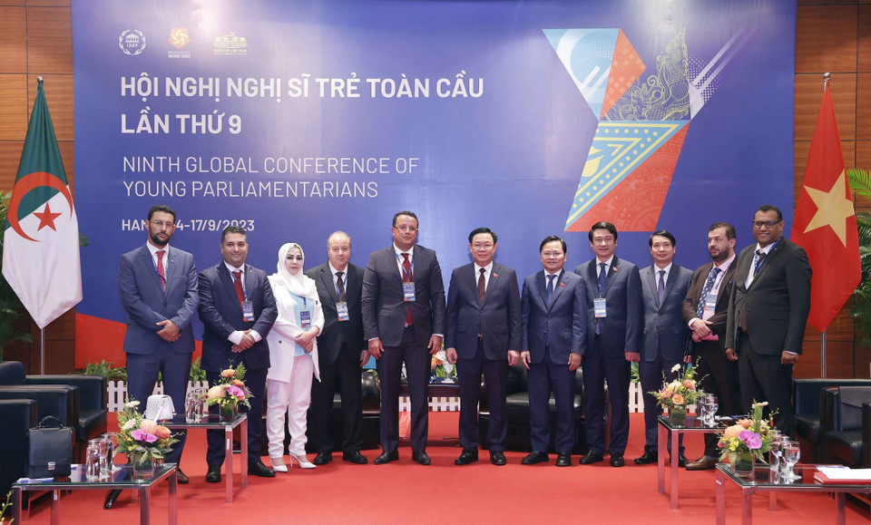 Chủ tịch Quốc hội Vương Đình Huệ chụp ảnh lưu niệm với đại biểu. (Ảnh: Doãn Tấn/TTXVN)