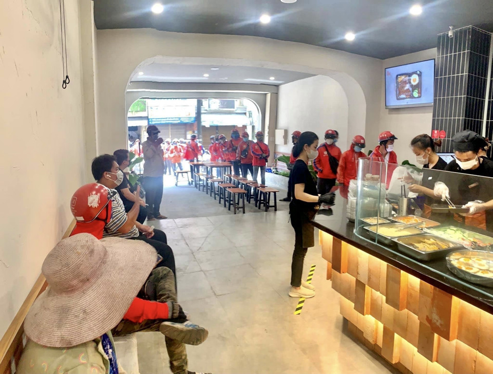 Một tiệm cơm tấm tại Quận 5 vẫn chỉ chủ yếu bán mang về và giao hàng tận nhà. (Ảnh: Hồng Giang/TTXVN)