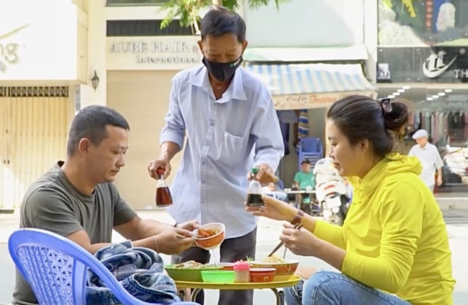 Thực khách ăn uống tại một quán hủ tiếu ở quận Phú Nhuận. (Ảnh: Hồng Giang/TTXVN)