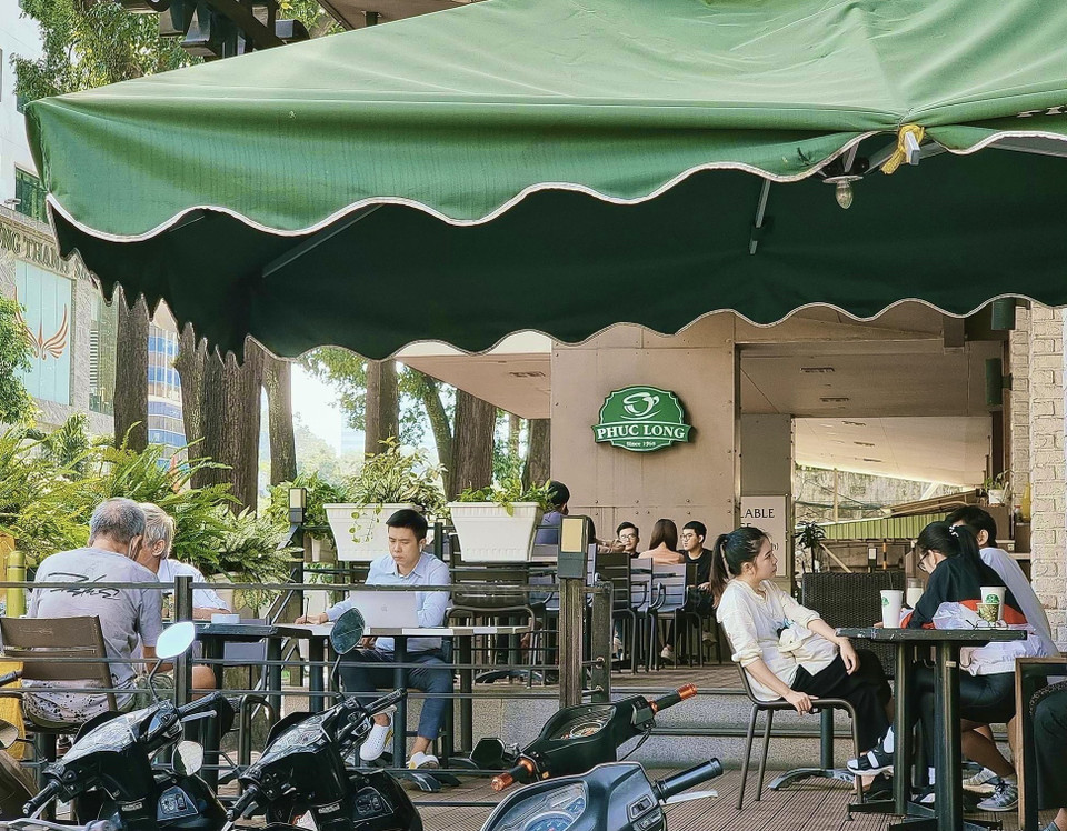 Một cửa hàng càphê tại Quận 3 cũng phục vụ khách trong không gian ngoài trời thoáng khí. (Ảnh: Hồng Giang/TTXVN)