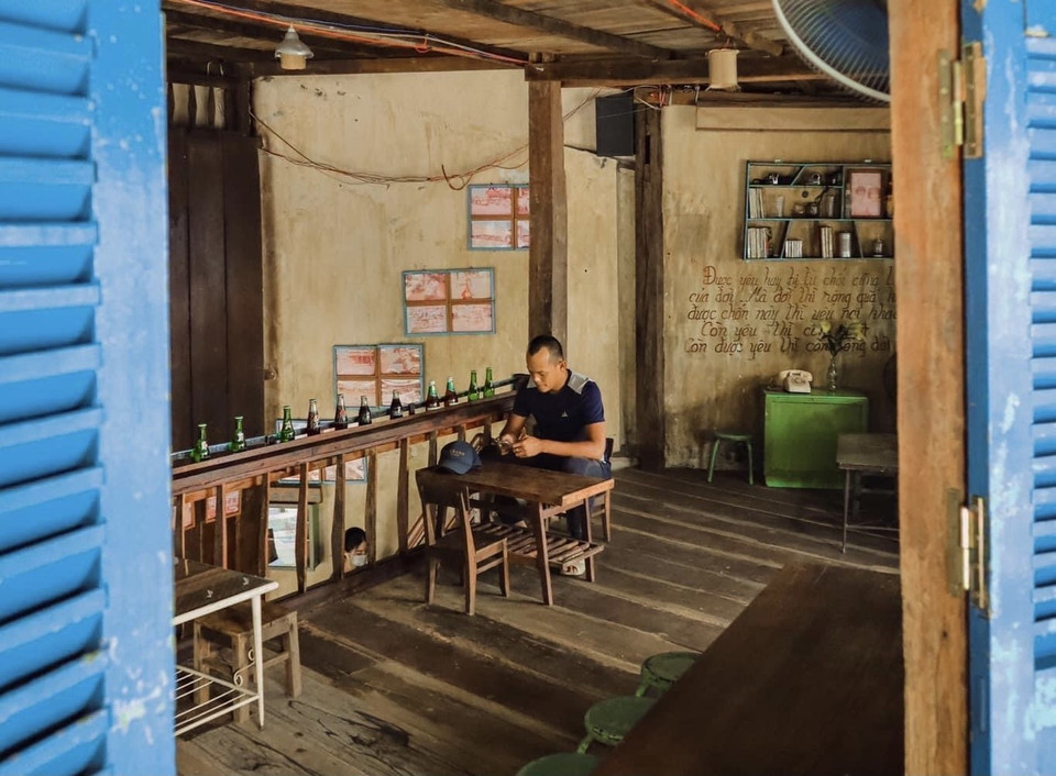 Khách hàng đầu tiên trong ngày của một quán càphê tại trung tâm Quận 1, Thành phố Hồ Chí Minh. (Ảnh: Hồng Giang/TTXVN)