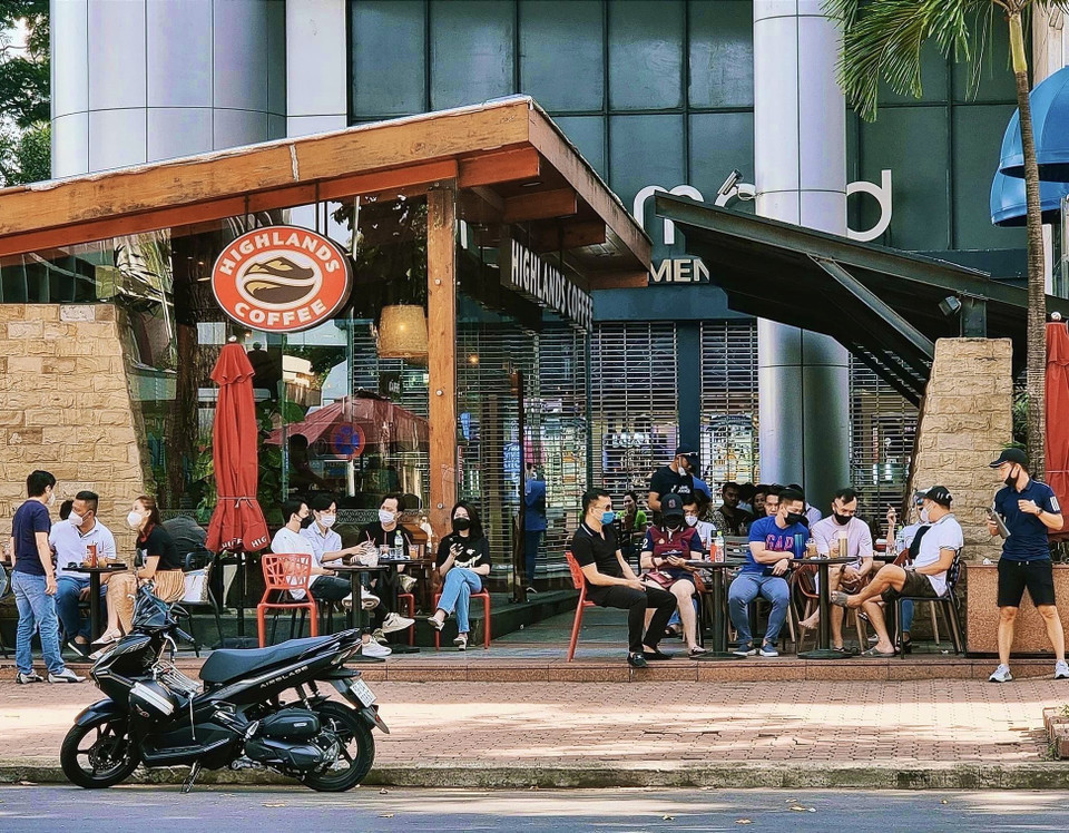 Một cửa hàng càphê trên đường Nguyễn Văn Chiêm (Quận 1) chỉ phục vụ khách tại khu vực ngoài trời. (Ảnh: Hồng Giang/TTXVN)