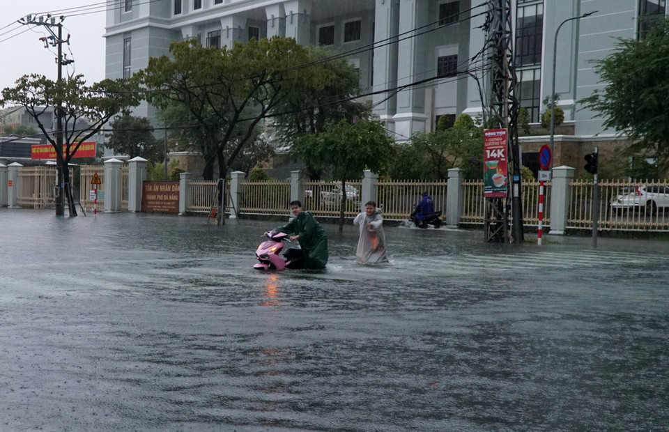 Đoạn đường Núi Thành giao với đường 30 Tháng 4 (quận Hải Châu, thành phố Đà Nẵng) chìm trong biển nước. (Ảnh: Quốc Dũng/TTXVN)
