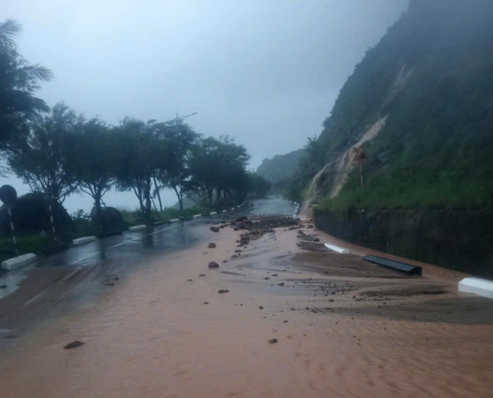 Đường lên bán đảo Sơn Trà bị sạt lở, các phương tiện giao thông tạm thời bị cấm đi lên bán đảo Sơn Trà. (Ảnh: TTXVN phát)