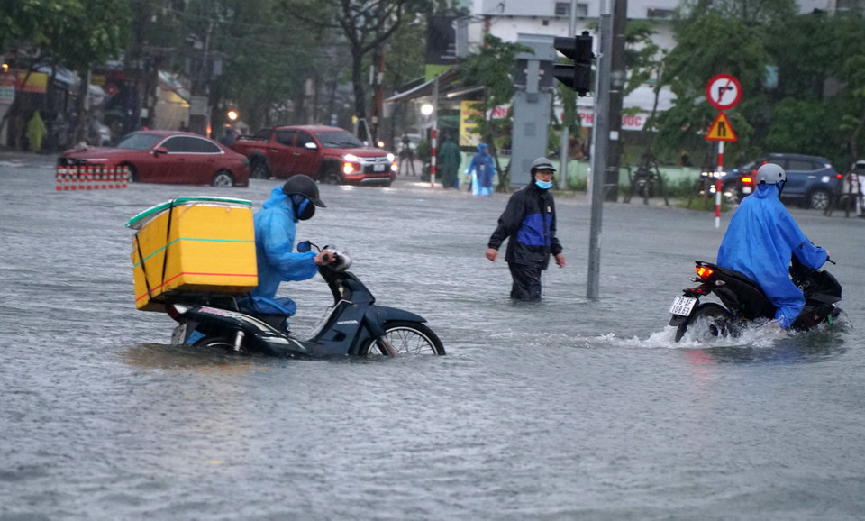 Nước ngập gần hết bánh xe tại đường Núi Thành (quận Hải Châu, thành phố Đà Nẵng). (Ảnh: Quốc Dũng/ TTXVN)