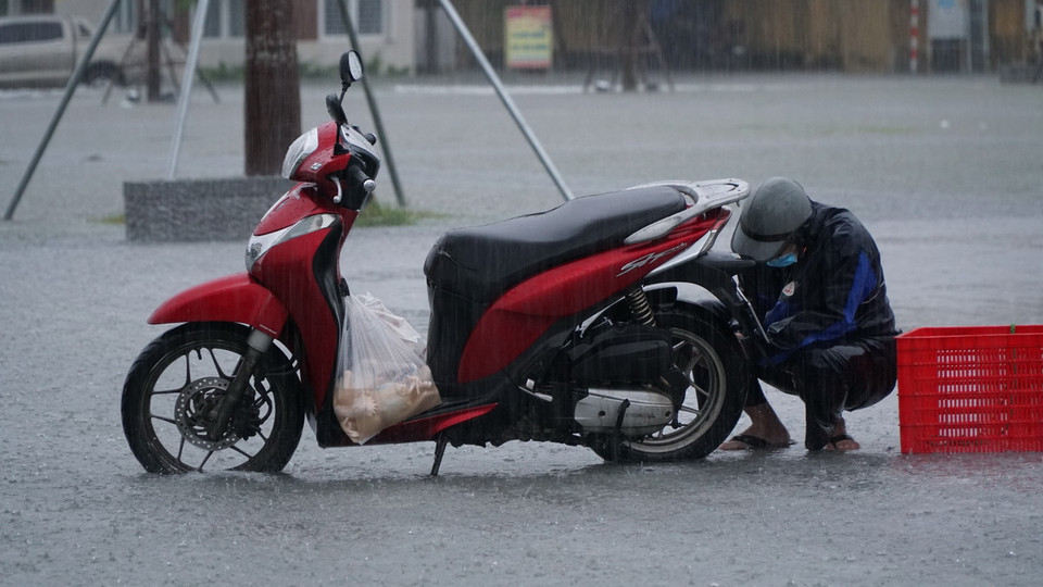 Nước ngập sâu khiến nhiều xe bị chết máy, hư hỏng. (Ảnh: Quốc Dũng/TTXVN)