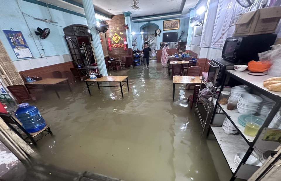 Nước tràn vào ngập nhà dân tại quận Thanh Khê (Đà Nẵng). (Ảnh: Trần Lê Lâm/ TTXVN)