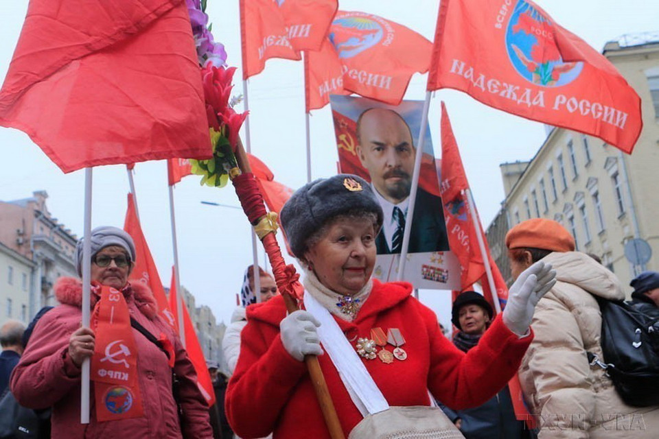 Cuộc míttinh và tuần hành nhân kỷ niệm 102 năm Cách mạng tháng Mười Nga vĩ đại thu hút sự tham gia của đông đảo người dân Moskva. (Ảnh: Trần Hiếu/TTXVN)