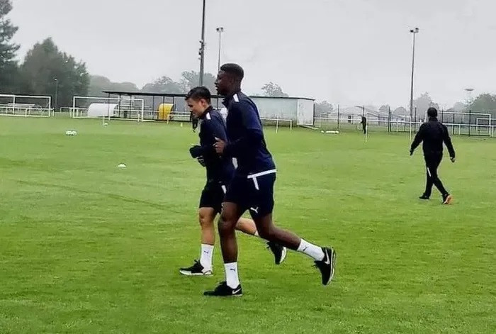 Trong buổi tập đầu tiên kéo dài gần 2 giờ đồng hồ, Quang Hải và các đồng đội ở Pau FC chủ yếu chạy nhẹ, thả lỏng, nhằm giảm sức ì sau giai đoạn nghỉ dài.