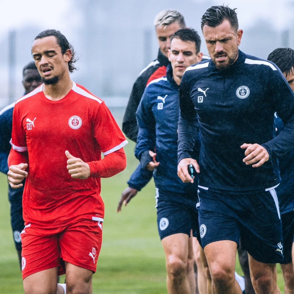 Ngoài Quang Hải, trong buổi tập này Pau FC cũng đón chào sự xuất hiện của 10 tân binh khác. (Nguồn: PauFC)