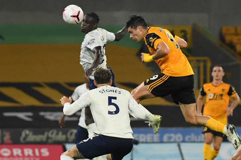 Phút 78, Raul Jimenez bật cao đánh đầu ghi bàn thắng rút ngắn tỷ số 1-2... (Nguồn: PA)