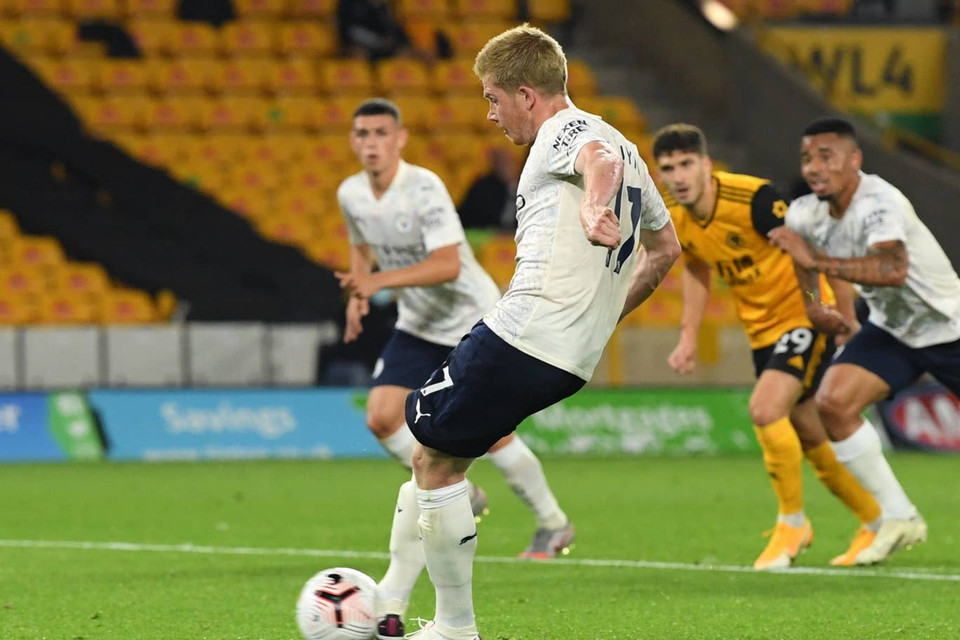 Trên chấm 11m, tiền vệ người Bỉ đã không bỏ lỡ cơ hội... (Nguồn: PA)