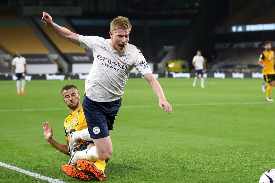 Phút 19, Man City được hưởng penlaty sau tình huống Kevin De Bruyne bị phạm lỗi trong vòng cấm. (Nguồn: PA)