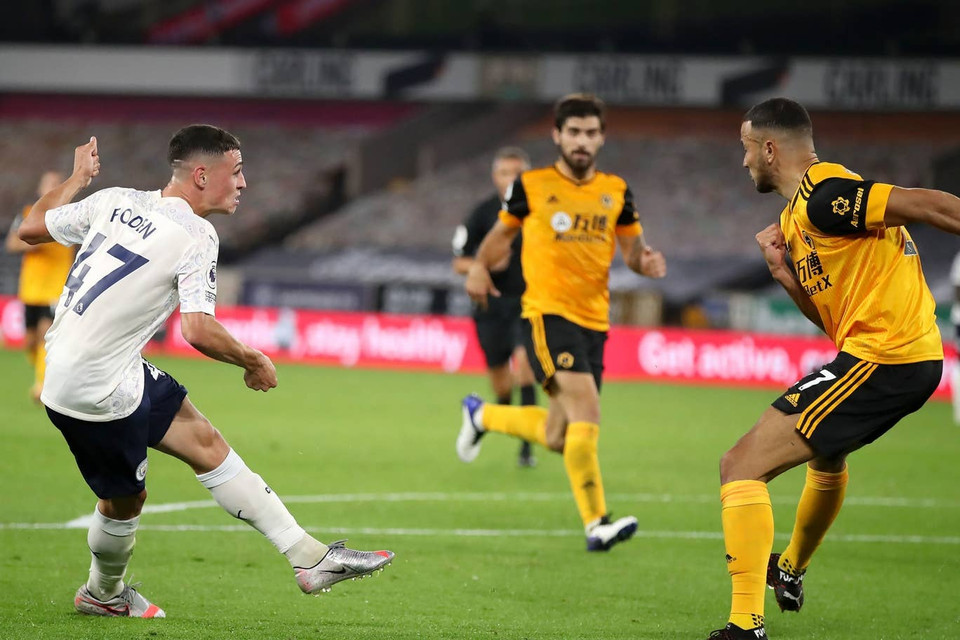 Phút 32, Kevin De Bruyne lại có được chọc khe để Sterling kiến tạo cho Phil Foden ghi bàn... (Nguồn: PA)