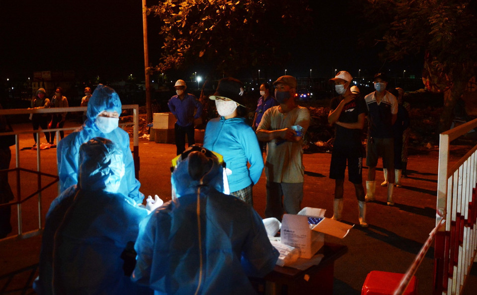 Lấy mẫu xét nghiệm cho người dân Cảng cá Thọ Quang. (Ảnh: Văn Dũng/TTXVN)