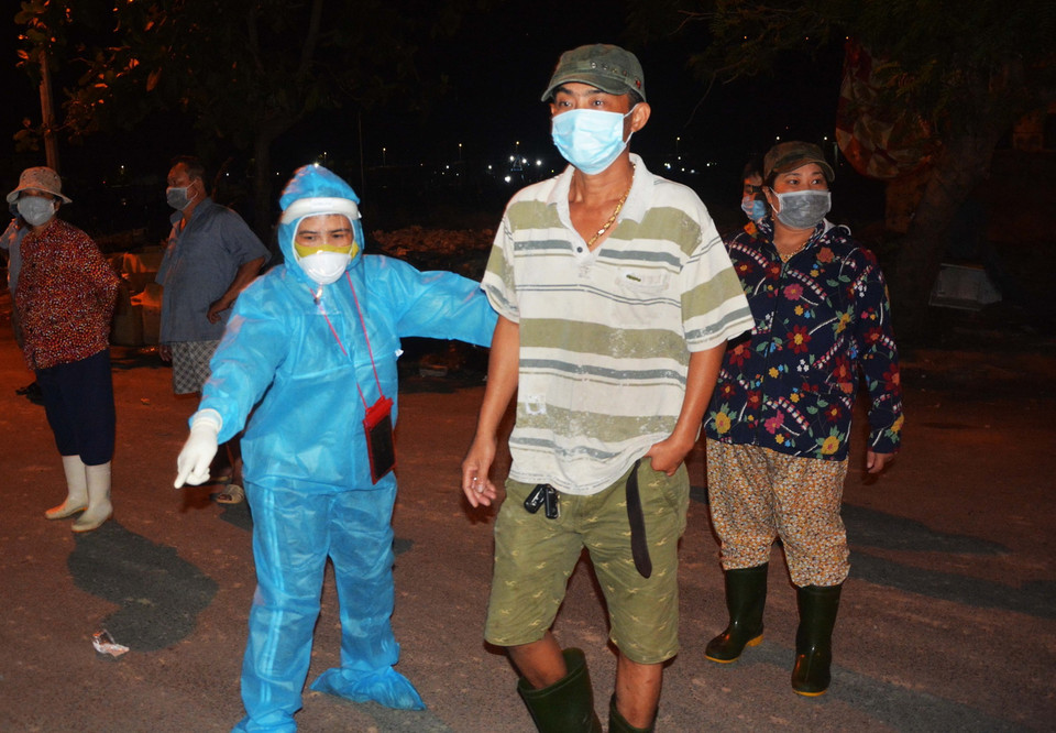 Lấy mẫu xét nghiệm cho người dân Cảng cá Thọ Quang. (Ảnh: Văn Dũng/TTXVN)