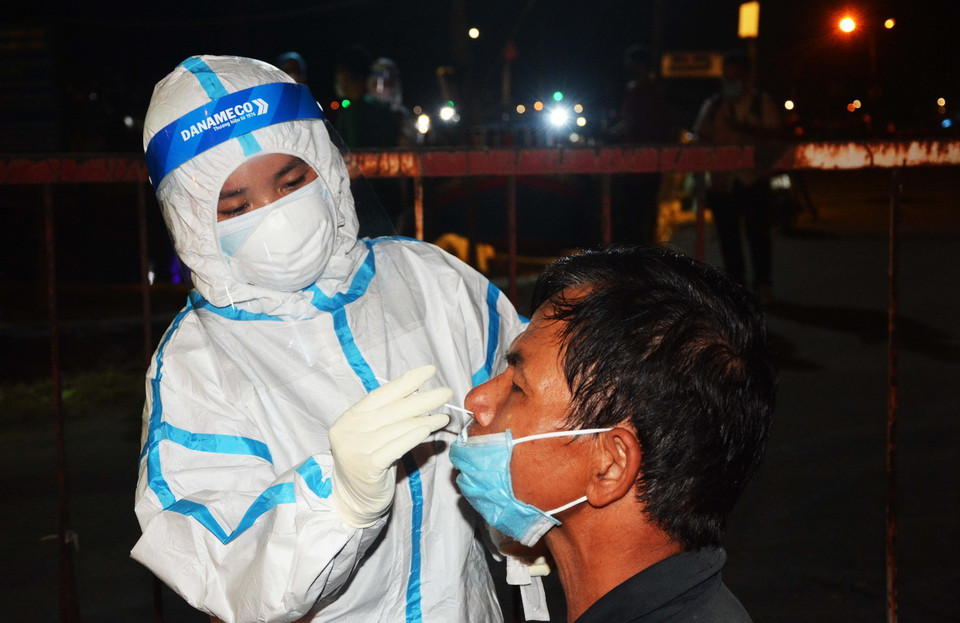 Lấy mẫu xét nghiệm cho người dân Cảng cá Thọ Quang. (Ảnh: Văn Dũng/TTXVN)