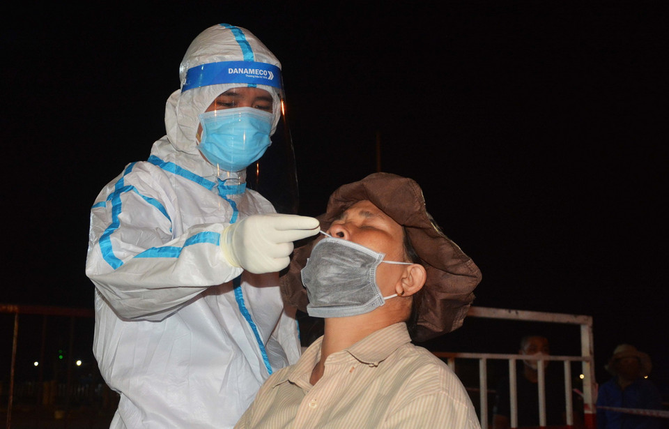 Lấy mẫu xét nghiệm cho người dân Cảng cá Thọ Quang. (Ảnh: Văn Dũng/TTXVN)