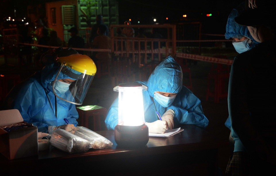 Lấy mẫu xét nghiệm cho người dân Cảng cá Thọ Quang. (Ảnh: Văn Dũng/TTXVN)