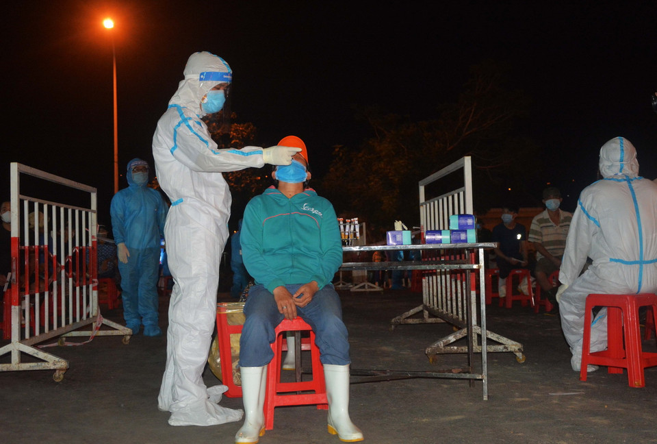 Lấy mẫu xét nghiệm cho người dân Cảng cá Thọ Quang. (Ảnh: Văn Dũng/TTXVN)