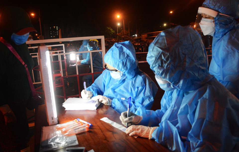 Lấy mẫu xét nghiệm cho người dân Cảng cá Thọ Quang. (Ảnh: Văn Dũng/TTXVN)