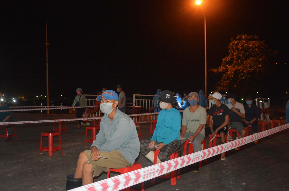 Lấy mẫu xét nghiệm cho người dân Cảng cá Thọ Quang. (Ảnh: Văn Dũng/TTXVN)