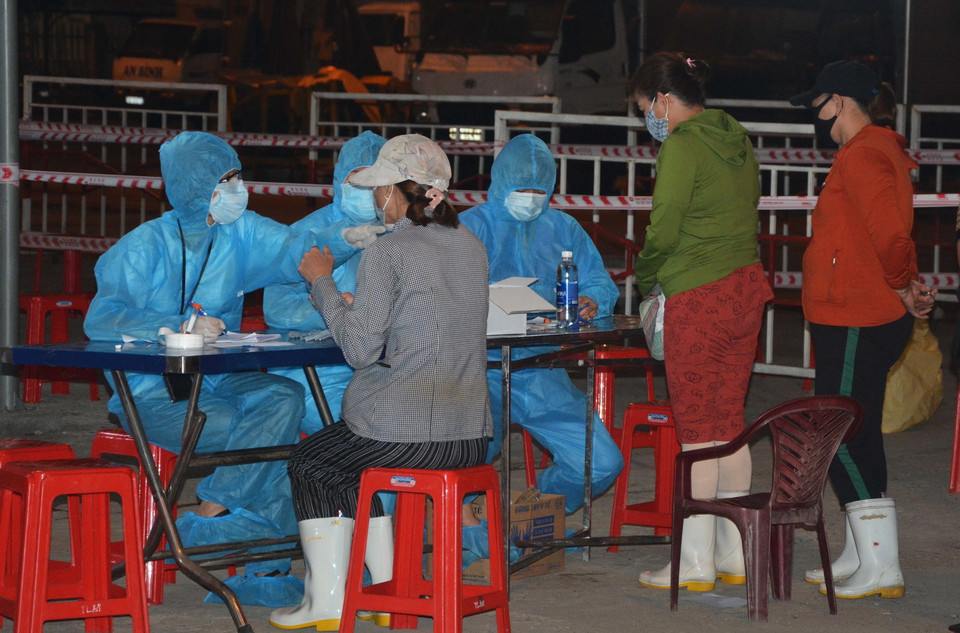 Lấy mẫu xét nghiệm cho người dân Cảng cá Thọ Quang. (Ảnh: Văn Dũng/TTXVN)