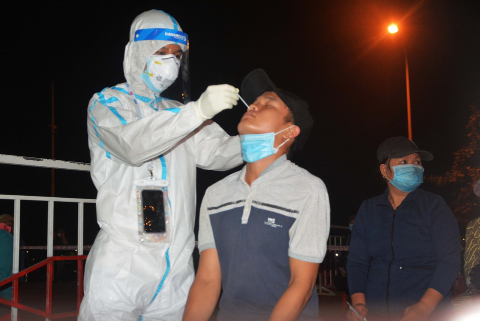 Lấy mẫu xét nghiệm cho người dân Cảng cá Thọ Quang. (Ảnh: Văn Dũng/TTXVN)
