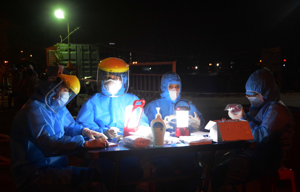 Lấy mẫu xét nghiệm cho người dân Cảng cá Thọ Quang. (Ảnh: Văn Dũng/TTXVN)