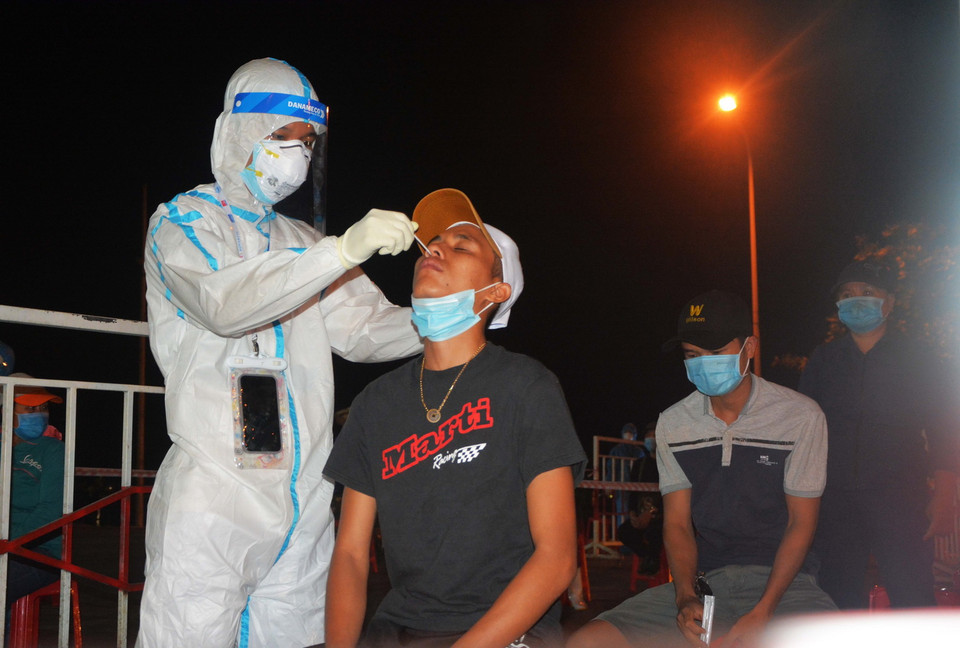 Lấy mẫu xét nghiệm cho người dân Cảng cá Thọ Quang. (Ảnh: Văn Dũng/TTXVN)