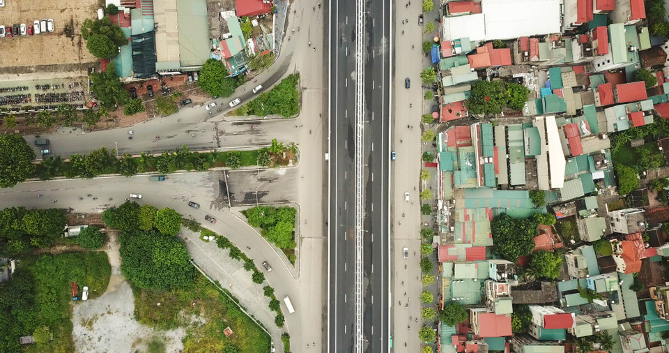 Toàn cảnh đường vành đai 3 trên cao tại ngã ba Hoàng Quốc Việt-Phạm Văn Đồng. (Ảnh: Hào Nguyễn/Vietnam+)