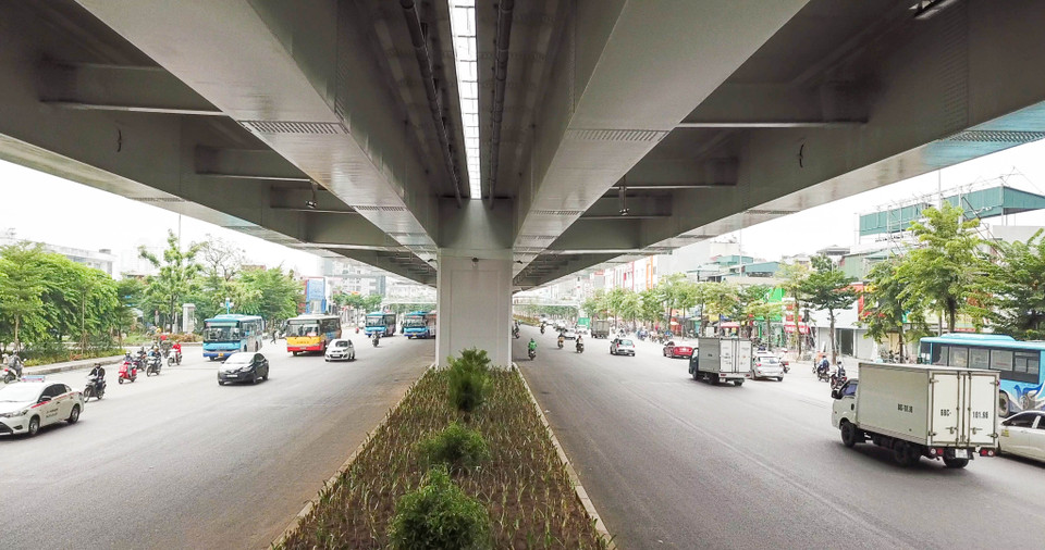 Trên toàn toàn tuyến có toàn bộ 113 trụ cầu, các thanh dầm có kết cấu nhịp sử dụng dầm 'Super-T'. (Ảnh: Hào Nguyễn/Vietnam+)