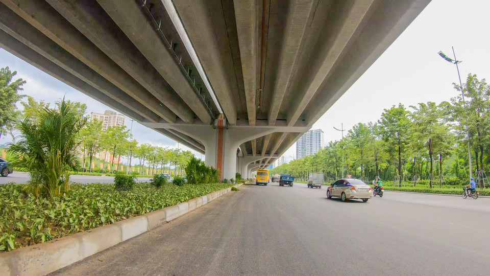 Có lẽ điều ấn tượng nhất với mọi người khi tham gia giao thông phía dưới đường bộ là hàng cây xanh dọc hai bên đường và phía dưới cầu cạn. (Ảnh: Hào Nguyễn/Vietnam+)