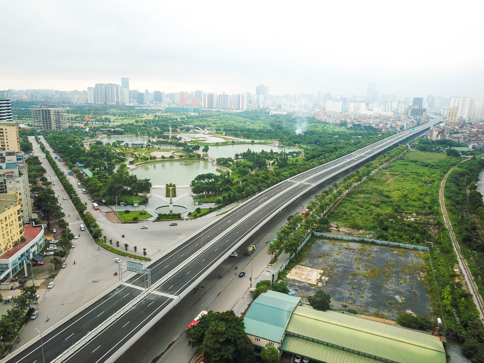 Toàn cảnh tuyến đường vành đai 3 trên cao đi qua khu vực công viên Hòa Bình, quận Bắc Từ Liêm, thành phố Hà Nội. (Ảnh: Hào Nguyễn/Vietnam+)