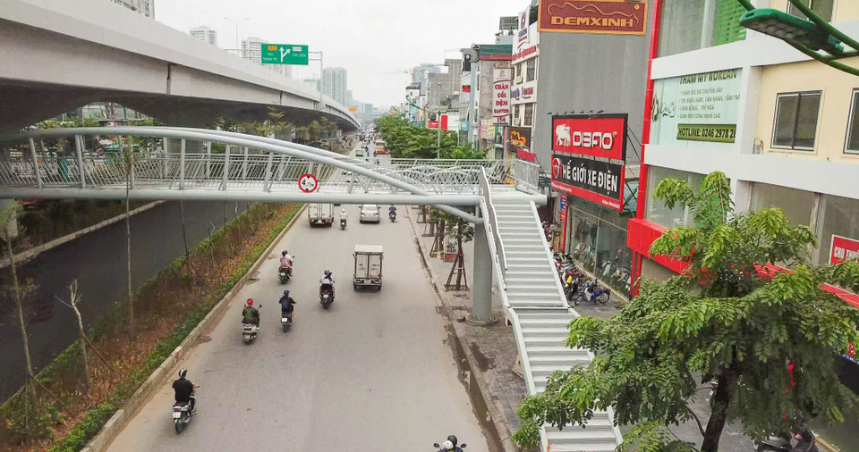 Mặt đường bộ rộng hơn, khang trang hơn, các phương tiện lưu thông thông thoáng hơn nhiều so với trước đây. (Ảnh: Hào Nguyễn/Vietnam+)