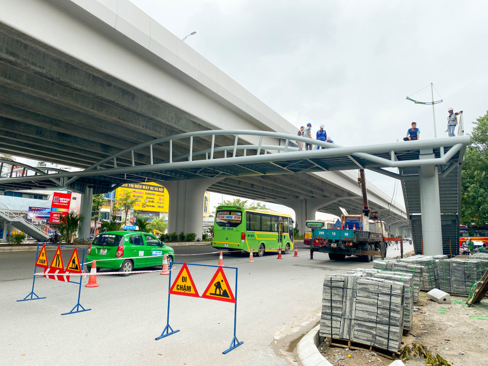 Trên toàn tuyến có khoảng gần 10 cầu đi bộ được kết cấu bằng thép, đang được các đơn vị thi công gấp rút hoàn thiện. (Ảnh: Hào Nguyễn/Vietnam+)