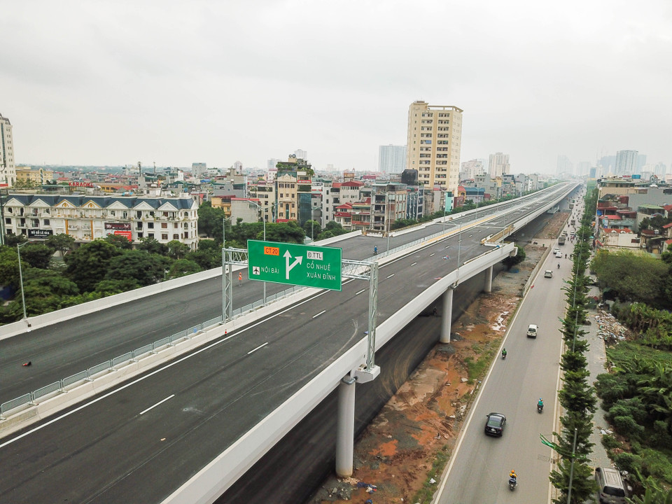 Hiện tại toàn bộ phần cầu cạn phía trên và phần đường bộ phía dưới về cơ bản đã hoàn thiện. Tuy nhiên, phần cầu dẫn kết nối đường trên cao với đường bộ bên dưới vẫn chưa được hoàn thiện. (Ảnh: Hào Nguyễn/Vietnam+)