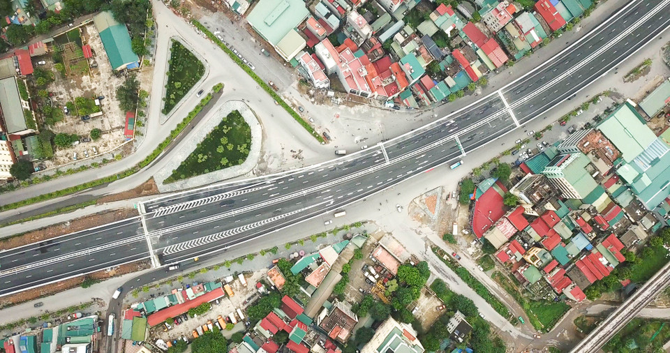 Toàn cảnh đường vành đai 3 trên cao tại nút giao Nguyễn Hoàng Tôn-Phạm Văn Đồng. (Ảnh: Hào Nguyễn/Vietnam+)